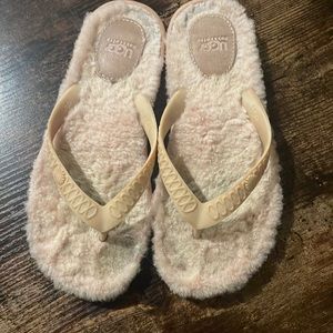 Very cute UGG light pink ugh flip-flops size 6 in gently used condition.